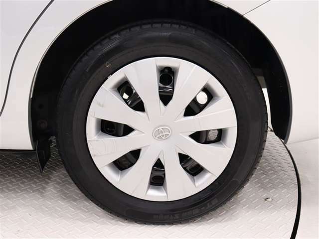タイヤサイズは175/65R15！納車前の点検時にタイヤ交換させていただきます！ホイールキャップに傷があります。