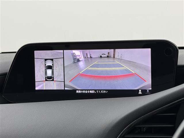 【360°ビュー・モニター】まるでクルマを真上から見下ろしたかのような視点で駐車をサポートします！クルマの斜め後ろや真横など、前後左右の4つのカメラの映像が合成されて、モニターに映し出されます。