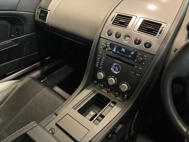 アナログスイッチが並ぶ運転席操作部