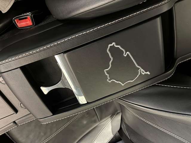 ひじ掛けにはニュルブルクリンクのコースが施されています。