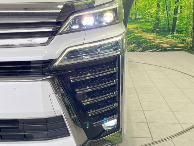 【LEDヘッドライト】悪天候や夜間走行時も良好な視界を確保し安心して運転できる高輝度LEDヘッドライトを装備！点灯速度が早く、消費電力も抑えられています。