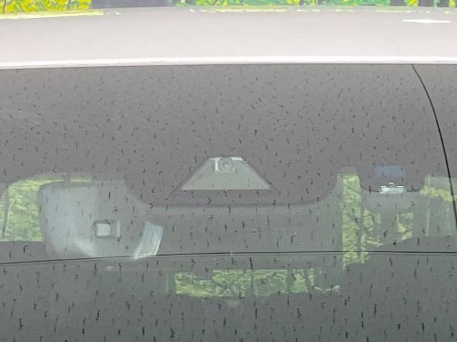 【トヨタセーフティセンス】走行中に前方の車両等を認識し、衝突しそうな時は警報とブレーキで衝突回避と被害軽減をアシスト。より安全にドライブをお楽しみいただけます。