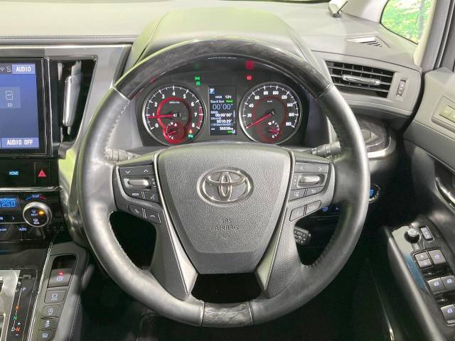 【純正革巻きステアリング】上質な革を使用することで、手にしっかり馴染みとても運転しやすいハンドルです♪【LEDヘッドライト】悪天候や夜間走行時も良好な視界を確保し安心して運転できる高輝度LEDヘッドラ