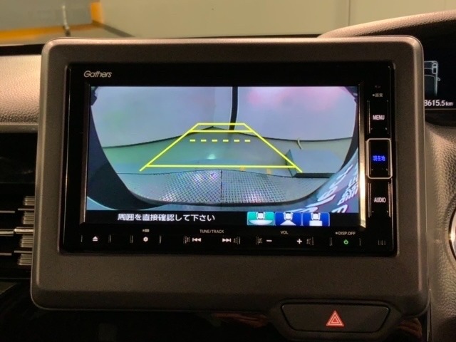 リバースギアに入れるだけで後方の表示へ切り替わります。夜間や雨の日の駐車も楽になりますよ。