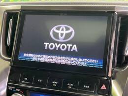 【純正10インチナビ】人気の純正ナビを装備しております。ナビの使いやすさはもちろん、オーディオ機能も充実！キャンプや旅行はもちろん、通勤や買い物など普段のドライブも楽しくなるはず♪
