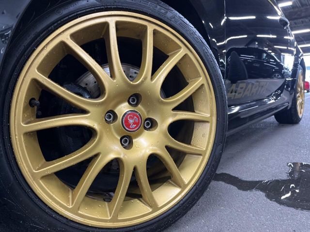 ●純正17インチアルミホイール：輸入車ならではの卓越した走りを支えるホイールと足回りです！日本車の走りに慣れている方にもぜひ体感して頂きたいほど、高いレベルでまとまっています！