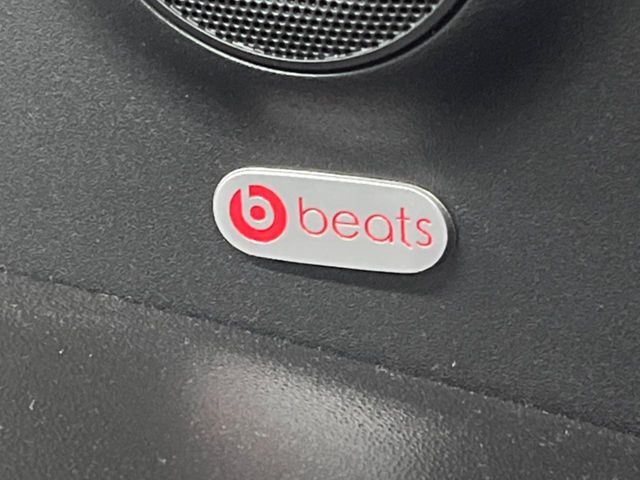 ●beatsサウンドシステム：車種毎に最適なチューニングを施した、Beats　Audioプレミアムサウンドシステムを搭載。重厚感のある音楽をお楽しみいただけます。