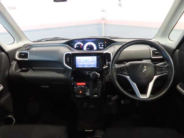 シフトレバーをダッシュパネルセンターに装備。運転席、助手席の足元すっきり！