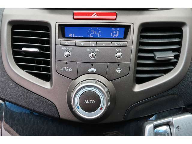 オートエアコン装備で車内はいつでも快適温度♪もちろん後席用エアコンもあります☆