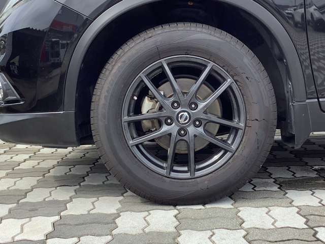 純正アルミホイール。タイヤサイズは225/65R17です。