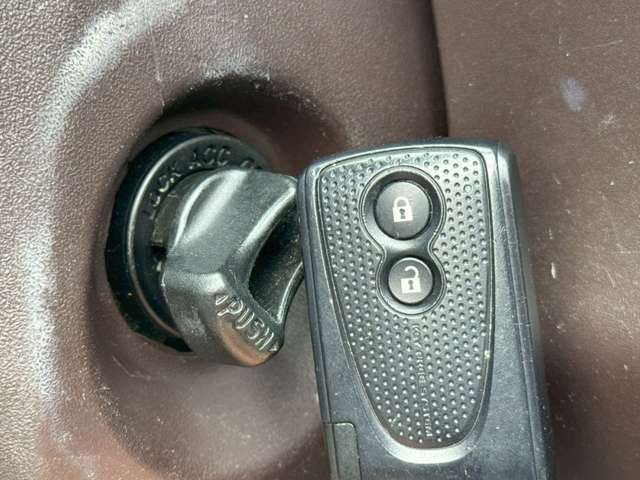 もはや定番となりつつある【スマートキー・プッシュスタート】鍵を持っているだけでエンジン始動から開閉まで行う事が出来ます。