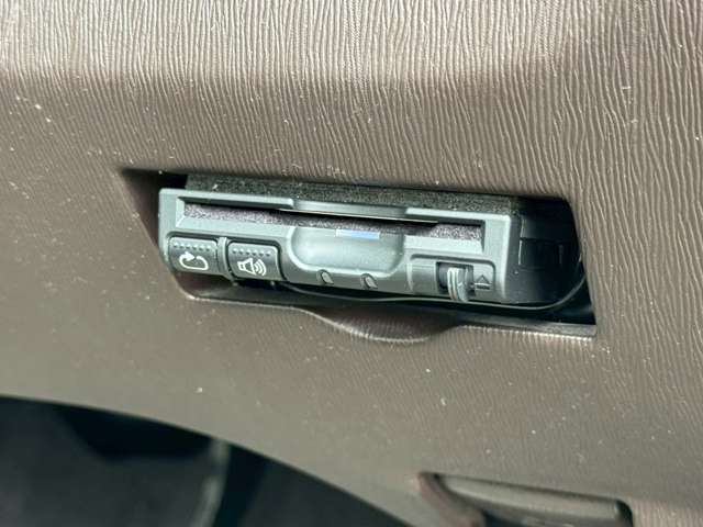 【ETC車載器】を装備しておりますので、ご納車直後からの遠距離ドライブも可能です。土日の利用料金の割引や、朝夕の通行料金を割引料金にて高速道路をご利用いただけます。