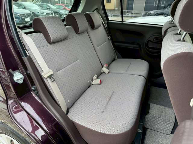 セカンドシートは大人二人が乗っても十分なスペースがしっかりと確保されております。前のオーナーがしっかりと管理されているお車で綺麗な状態がキープされております。