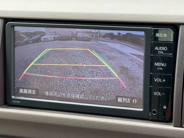 【カラーバックモニター】を装備しております。リアの映像がカラーで映し出されますので日々の駐車も安心安全です。