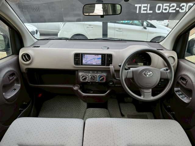 インパネ周りもきれいに保たれており、高級感のある内装となっております。