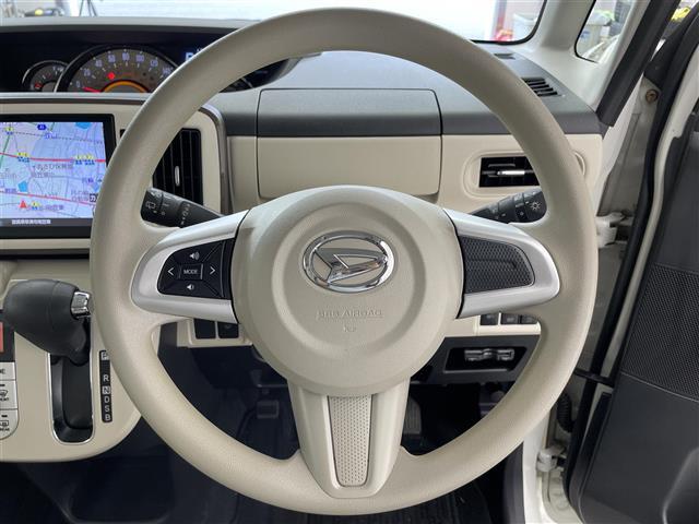 【ステアリング】軽い力で扱いやすいハンドルです。目立つ傷やスレなどなく綺麗な状態です！除菌プランいれていただくとさらに快適に！清潔なお車はお子様にも安心ですね！