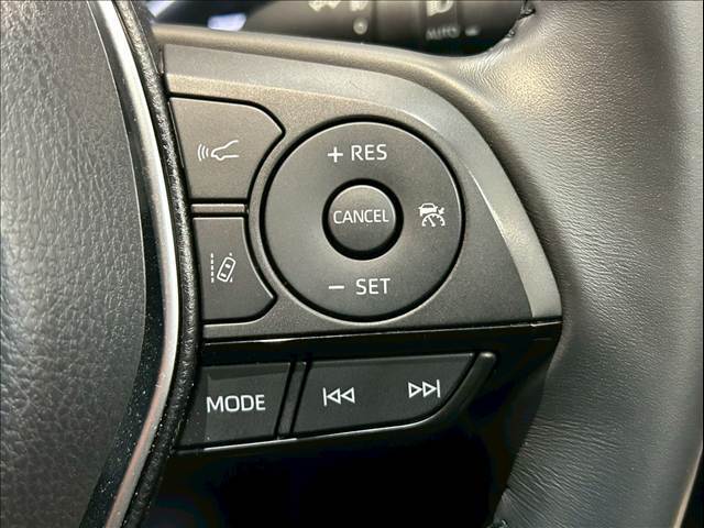 【レーダークルーズコントロール】装備車両です。レーダーやカメラを使って前を走るクルマの状況を検知して速度を調整してくれます。遠距離ドライブの高速道路などでは大活躍で疲労軽減に役立ちます。