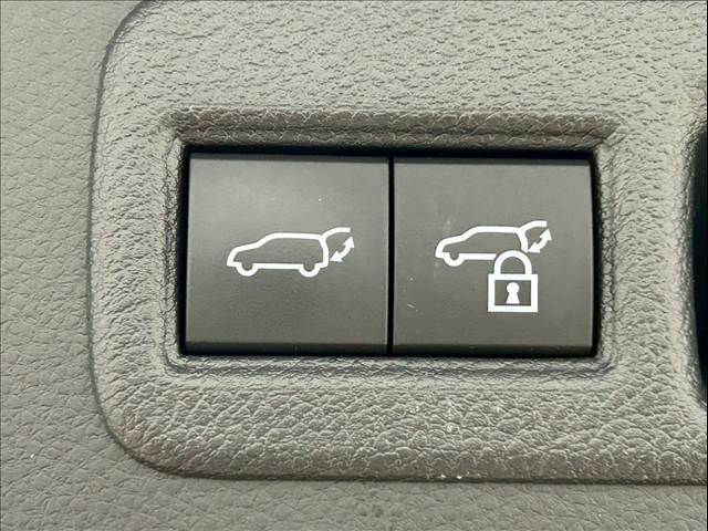 【電動リアゲート】ボタンひとつで大きなゲートも簡単に開閉可能です。高級車ならではの装備は嬉しいですね。