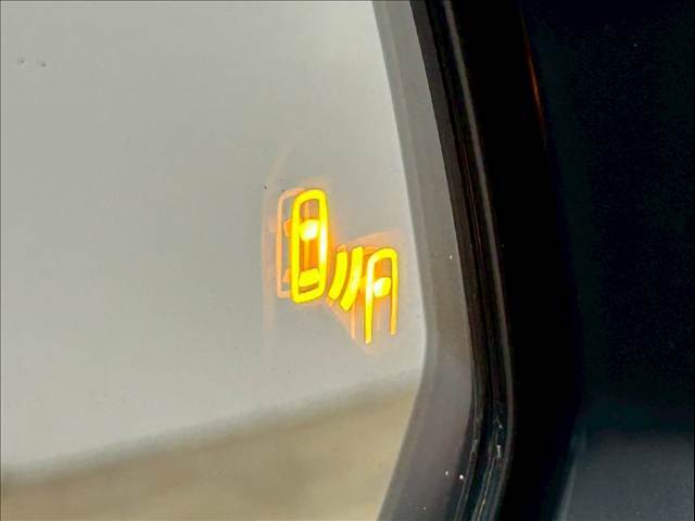 【ブラインドスポットモニター（BSM）】車線変更時に車両後方から来る車両を検知し安全をサポートする装置です。