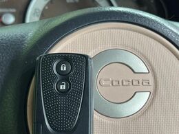 【キーフリーシステム】カバンやポケットに入れたままでもドアの施錠・解錠が可能なスマートキーを装備。エンジンのオン・オフ時もカギを取り出す必要が無いからとっても便利です♪