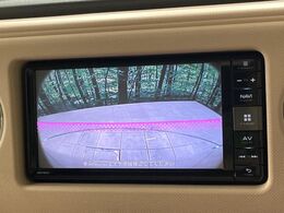 【バックカメラ】駐車時に後方がリアルタイム映像で確認できます。大型商業施設や立体駐車場での駐車時や、夜間のバック時に大活躍！運転スキルに関わらず、今や必須となった装備のひとつです！