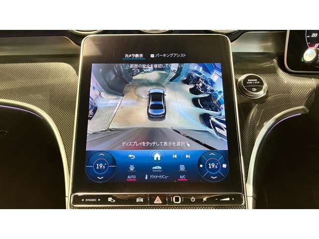 ドアハンドルには握りやすいグリップ形状が採用されています。万一の事故の際など、車内に残された乗員を救出する為、外部からドアを開けやすいようになっています。