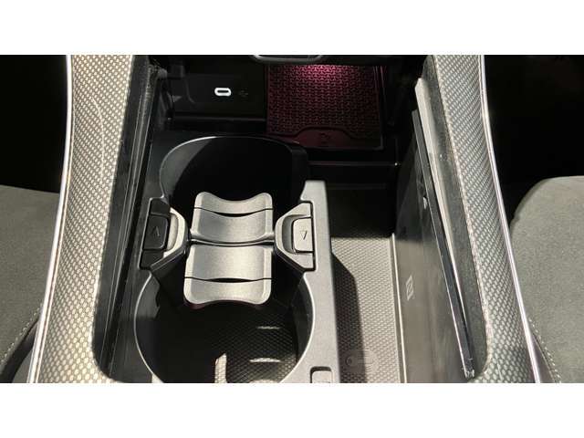 メルセデス・ベンツは全モデルに『水性塗料』を採用しています。従来の油性塗料に比べ、塗装時に出す有害物質を大幅に低減しており、地球環境の保護に貢献しています。
