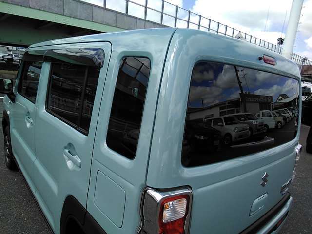 プライバシーガラスは外の目から荷物を守ってくれるだけでなく、断熱効果も期待できます。