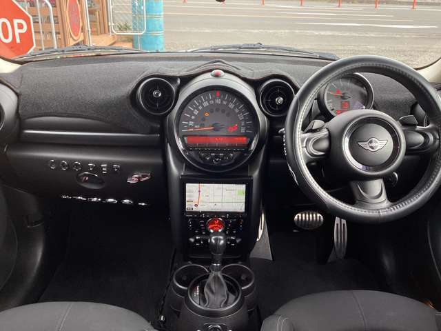 スッキリしており視界も良好な内装デザインです。