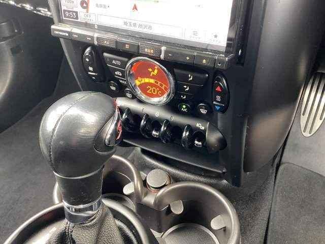 シフトレバーも使用感はさほど感じません。もちろんしっかり除菌済です。