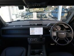 英国を代表するブランド、ジャガー・ランドローバー神奈川県横浜市の利便性の高いショールームにて伝統的でありながら誰もを洗練する中古車を常時30台以上展示いたしております！