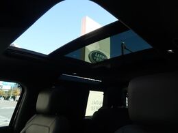 明るく開放的な光を生み出し広々とした空間を演出するパノラミックルーフ！ダークティンテッド強化ガラスは快適な車内温度を維持し日差しの影響を抑えるとともにプライバシーを保つ。電動サンブラインドも装備！