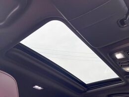 【サンルーフ】開放感たっぷりの希少装備、サンルーフが装着されています！車内に明かりを取り入れたり景色を楽しむ以外にも、車内の空気も簡単に換気できて快適です！