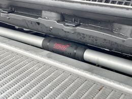 【STIタワーバー】お車の剛性を高めるタワーバーを装備。よりスムーズなコーナリング走行が可能となり、走りも楽しめます。