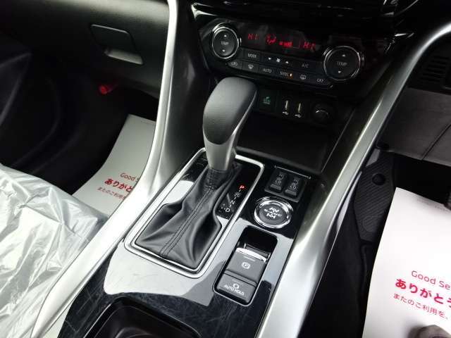 オートエアコンとシフト周りです。