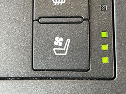 【シートベンチレーション】夏場は涼しい風でお尻や背中の熱やムレを防ぎ、冬はエアコンよりも早く温まってポカポカに！季節を問わず快適に過ごせます。
