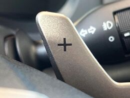 【パドルシフト】ハンドルから手を離さずに素早くシフトアップ＆ダウンができるので、エンジンブレーキを使う下り坂や高速道路の合流で加速したい場面で役立ちます。