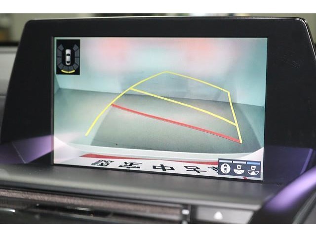 ガイド付きバックモニター！　ハンドルを切るとラインも曲がって表示され、進行方向の目安となり安心です。
