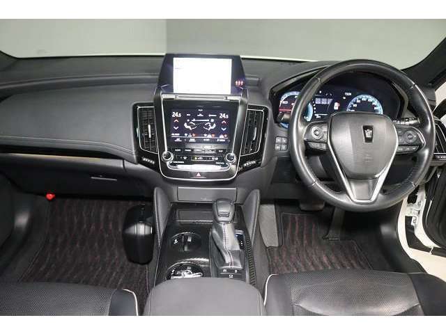 スタイリッシュなデザインのインパネ部。　視認性も良く操作がしやすいレイアウトです。