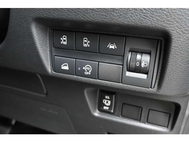 とっても便利な両側電動スライドドア☆★狭い場所でも大きく開放して乗り降りラクラク♪運転席のスイッチやリモコンキーでカンタン開閉操作★☆