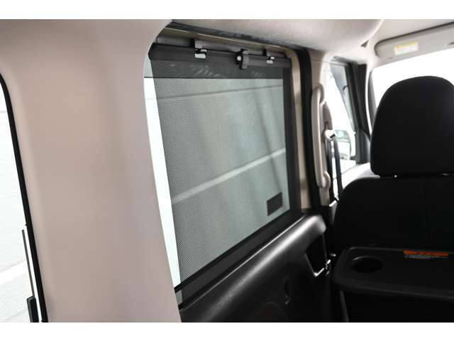 リアシートをより落ち着いた空間にするロールアップスクリーン！