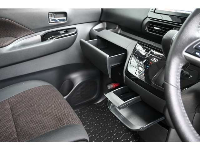 助手席下のシートアンダートレイ！ちょっとした小物の収納に便利です！