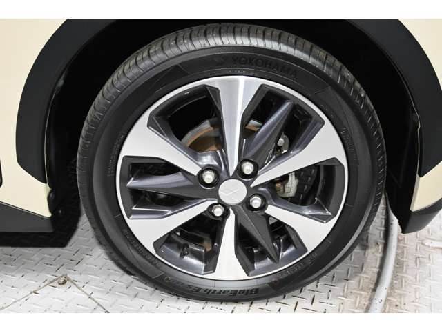 スタイリッシュなアルミホイール、軽快な走りを楽しめます。