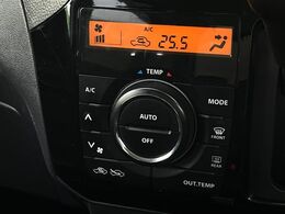 【オートエアコン】一度お好みの温度に設定すれば、車内の温度を検知し風量や温度を自動で調整。暑い…寒い…と何度もスイッチ操作をする必要はありません。快適な車内空間には必須の機能ですね♪