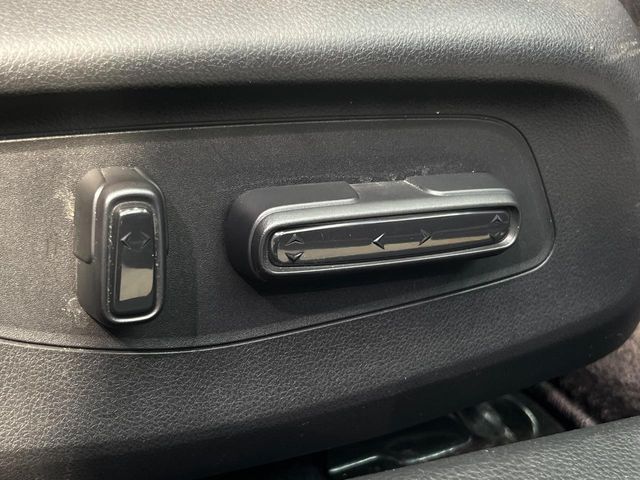 【パワーシート】スイッチ一つで簡単にシートの微調整が可能！電動だから力もいりません！快適なシートポジションにセットして、快適なドライブをお楽しみください。