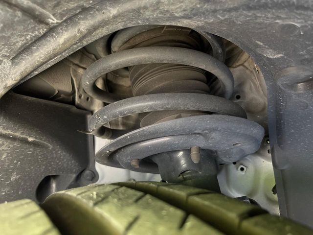 お車を安心してお乗りいただく為には、足回りの定期点検が欠かせません。サービスサポート（有償保証）では無料点検もご提供しており、安心のカーライフをお過ごしいただけるサポート体制が整っています。