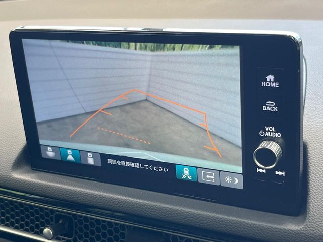 【バックカメラ】駐車時に後方がリアルタイム映像で確認できます。大型商業施設や立体駐車場での駐車時や、夜間のバック時に大活躍！運転スキルに関わらず、今や必須となった装備のひとつです！