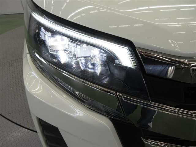 闇を切り裂く閃光。BiBeamLEDヘッドランプが付いています。