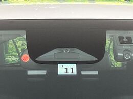 【ホンダセンシング】走行中に前方の車両等を認識し、衝突しそうな時は警報とブレーキで衝突回避と被害軽減をアシスト。より安全にドライブをお楽しみいただけます。