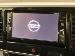 【純正ナビ】人気の純正ナビを装備しております。ナビの使いやすさはもちろん、オーディオ機能も充実！キャンプや旅行はもちろん、通勤や買い物など普段のドライブも楽しくなるはず♪